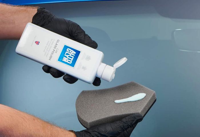 Best car window cleaner Autoglym Glass Polish product image of a wipe bottle and cleaner on a black cloth.
